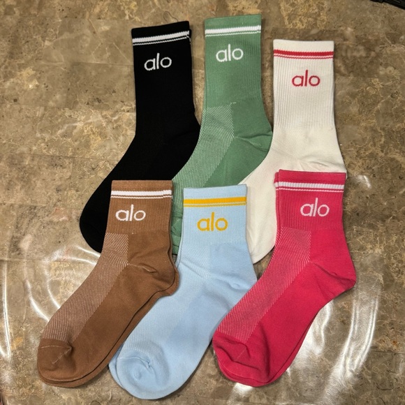New Women’s Alo Socks
New with tags in its packaging 
6 pairs 
Fits sizes 6-11 - Picture 3 of 4